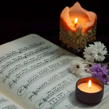 Kaars oranje-bloemen Uitvaartmuziek op maat geschreven